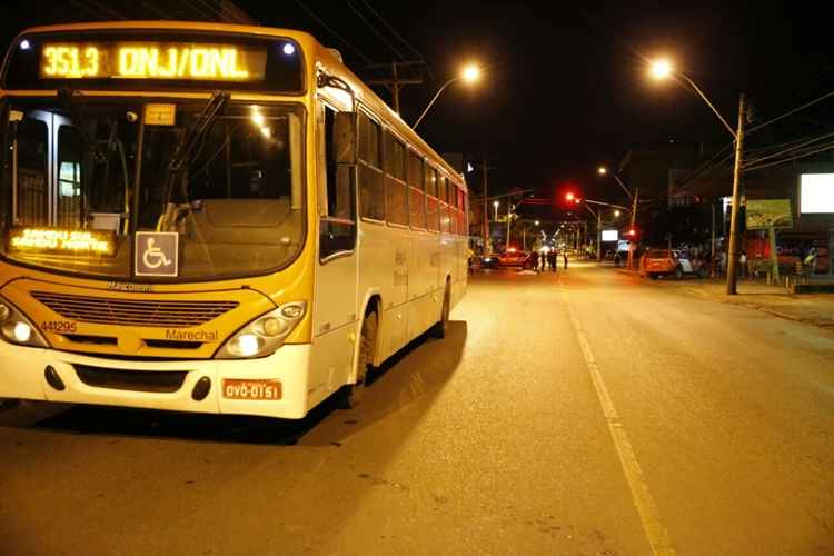ônibus em primeiro plano, no local do acidente
