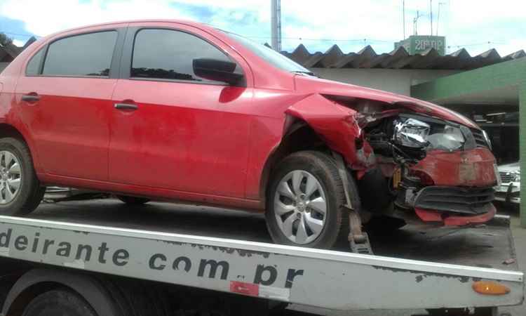 Pálio vermelho batido em cima de guincho