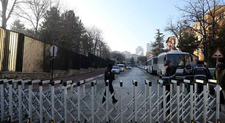 Policiamento em frente à embaixada russa foi reforçado após ataque