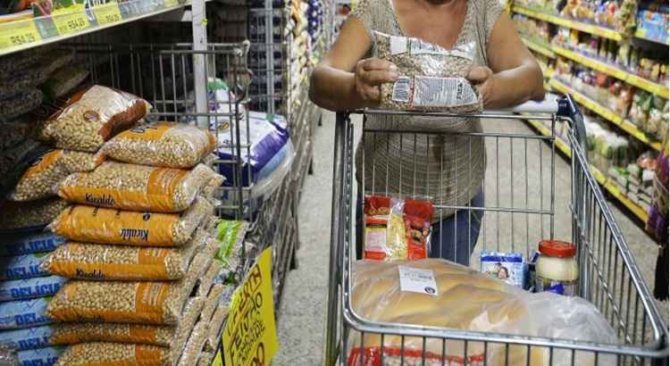 s alimentos e bebidas continuaram registrando deflação (queda de preços) em dezembro: -0,18%,diz IBGE