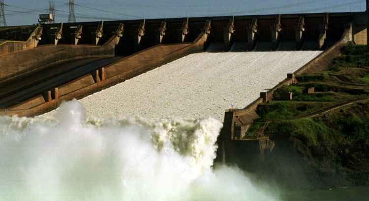 No sábado (17/12), Itaipu já havia quebrado o recorde mundial de geração de energia elétrica ao ultrapassar os 98,8 milhões de MWh produzidos pela Usina Três Gargantas, na China, em 2014. Com o resultado, a empresa binacional reassumiu a liderança no setor