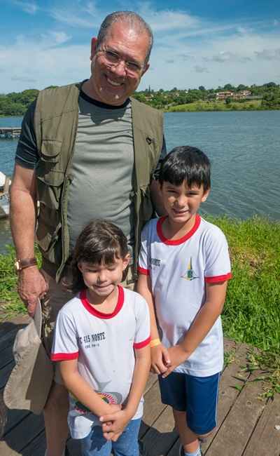 Isabella e Bruno, com o padrinho Donizete: cena surpreendente