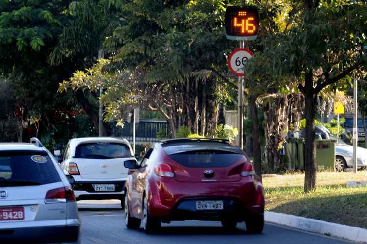 Motoristas cadastrados no aplicativo do Sistema de Notificação Eletrônica poderão receber desconto de até 40% em multas no DF