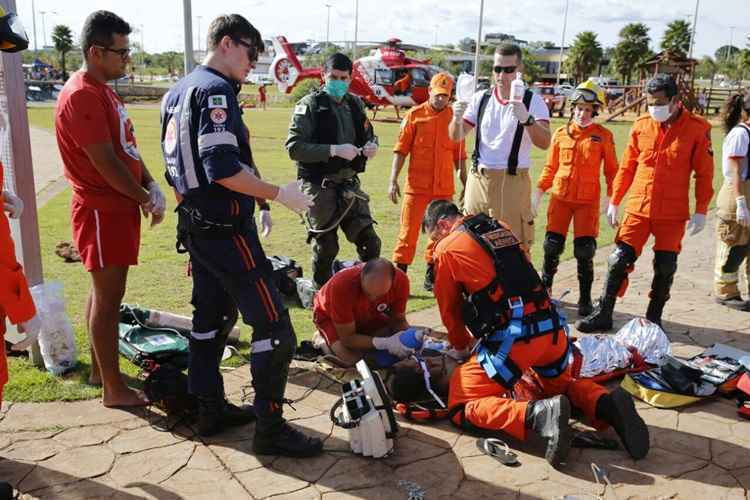 Às 16h20, os bombeiros foram acionados para socorrer o adolescente; no entanto, quando chegaram ao local, já encontraram o corpo a cerca de três metros de profundidade