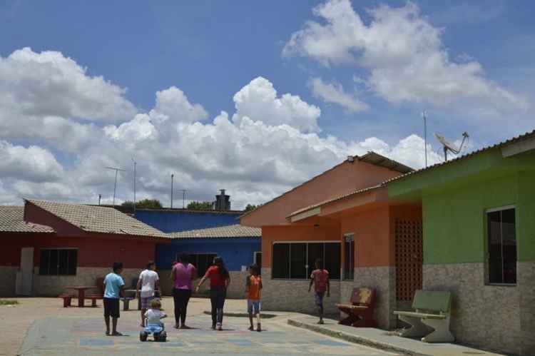 Casa abriga crianças e adolescentes, encaminhados pela Vara da Infância e Juventude, e oferecem uma série de serviços, inclusive educacionais