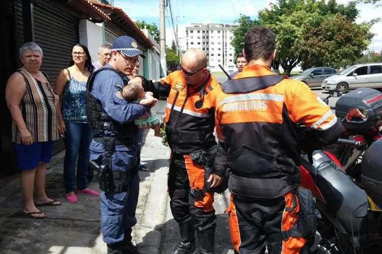 Vizinhos acionaram os soldados Paulo César e João Paulo que, ao verem a criança, constataram que ela estava engasgada, tinha o rosto, mão e pernas roxas e já não respirava mais