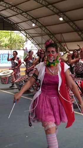 Mulher fantasiada de palhaço durante oficina de circo