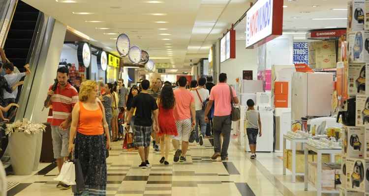 Muitos consumidores deixaram para ir aos shoppings na última hora e, para esses, a Associação Brasileira de Defesa do Consumidor recomendam atenção