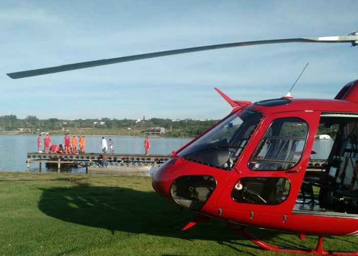 Dois pescadores estavam no barco que afundou no Lago Paranoá. Um deles conseguiu nadar até a margem, mas o outro precisou de resgate dos bombeiros