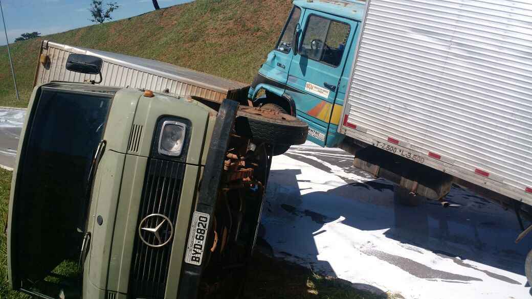 Os motoristas não sofreram ferimentos, mas o acidente causou vazamento de produto químico na pista