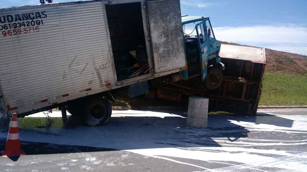 Os motoristas não sofreram ferimentos, mas o acidente causou vazamento de produto químico na pista