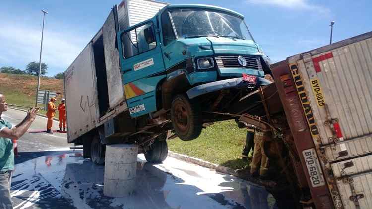 Os dois veículos se chocaram e um deles capotou, vazando um produto químico na pista