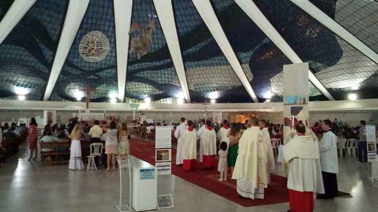 De acordo com padre João Firmino, a Catedral possui 330 lugares e mais 500 cadeiras extras foram colocadas; ainda assim, muitos fiéis assistiram à celebração em pé