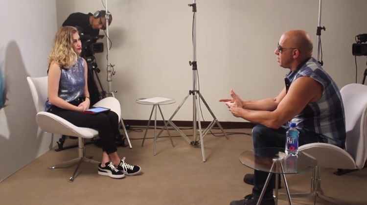 Youtuber Carol Moreira e ator Vin Diesel durante entrevista