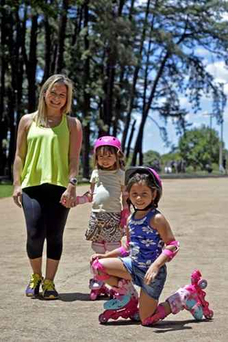 Sandra com as meninas Isabela e Nathália, curtindo os novos presentes