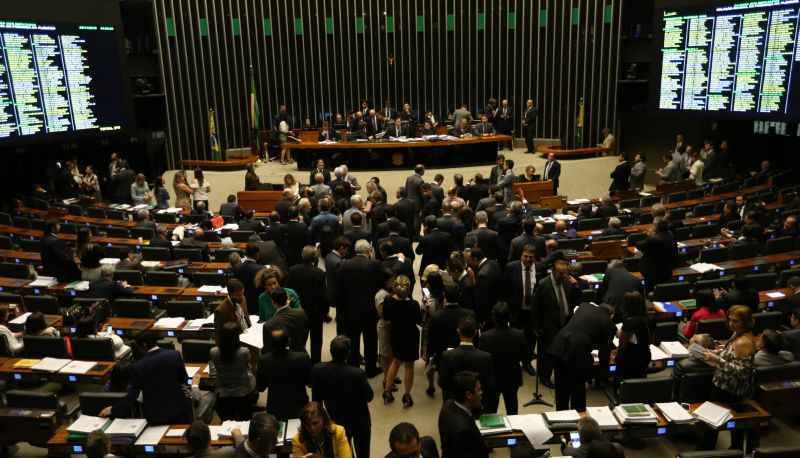 Pela proposta em tramitação, seriam 385 deputados em vez dos 513 atuais. Cada estado perderia um senador, com isso, a redução seria de 81 para 54