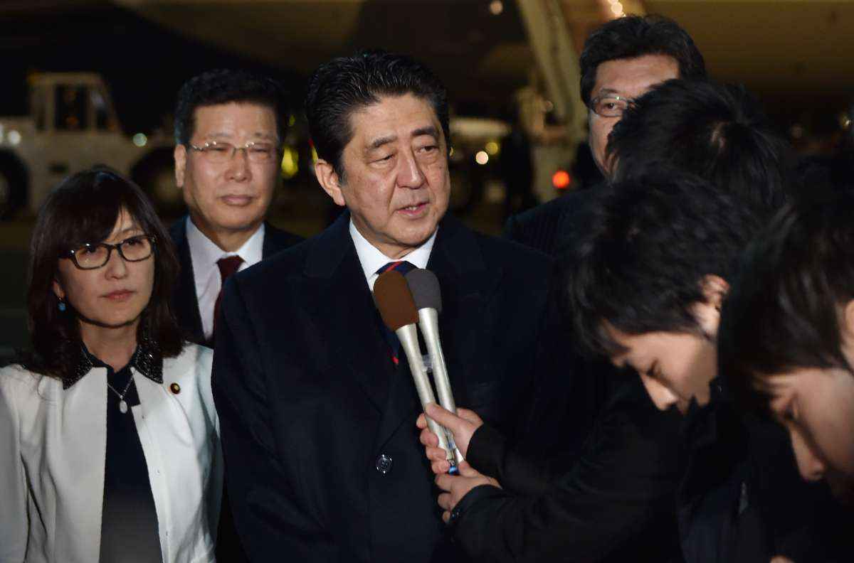 Shinzo Abe no aeroporto de Tóquio antes de embarcar para o Havaí