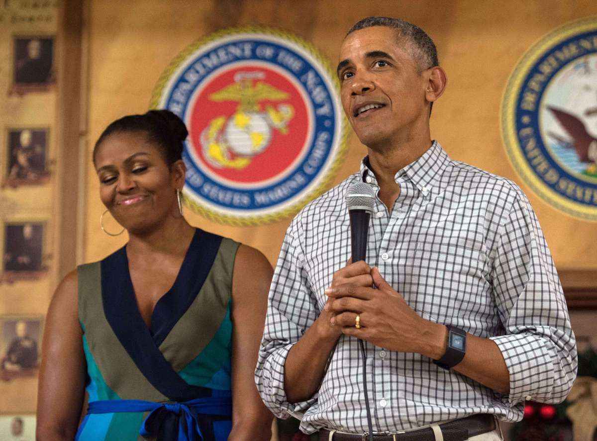 Michelle e Barack Obama durante discurso do presidente em base militar no Havaí