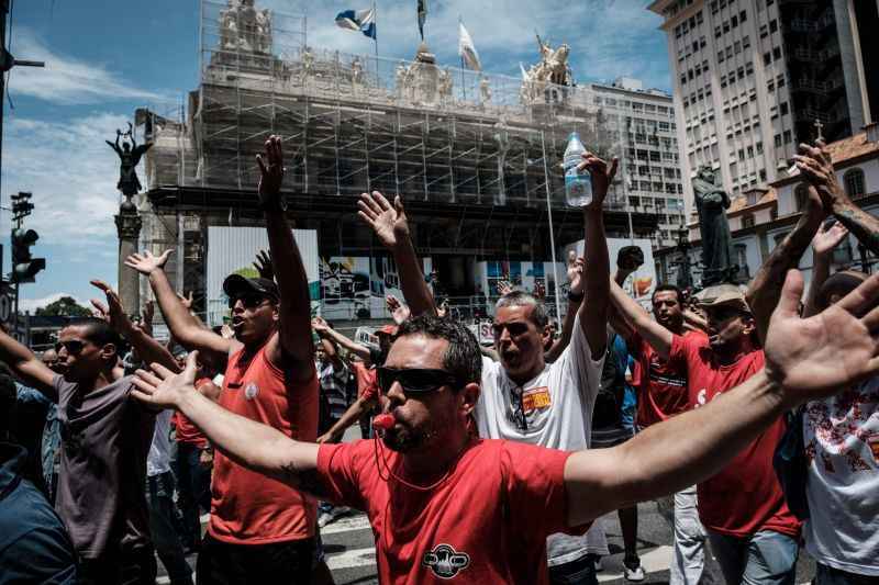 Protesto de servidores no Rio de Janeiro contra o atraso de salários e o pacote de austeridade proposto ao funcionalismo: o 13º salário dos funcionários da ativa da educação será pago amanhã