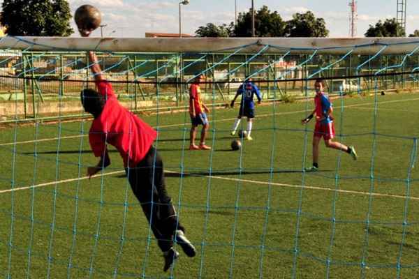 Treino de futebol no Centro Olímpico do Setor O, em Ceilândia