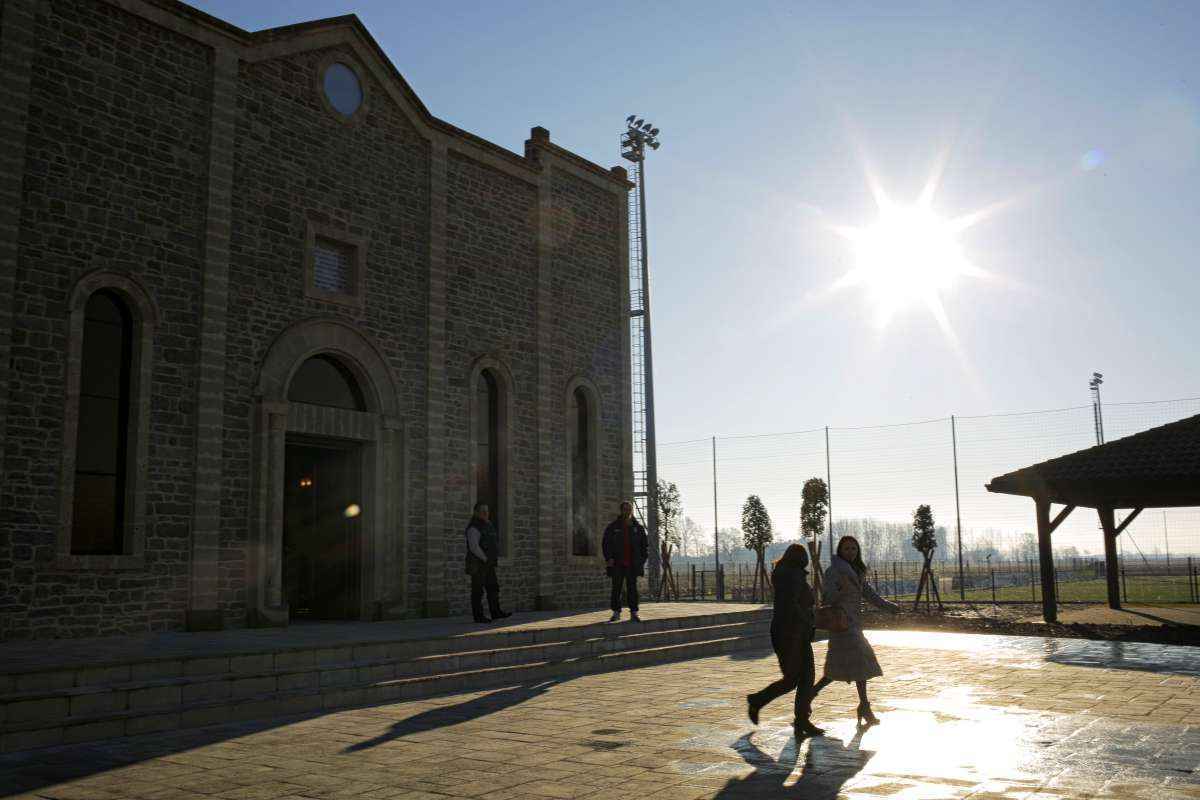 Apesar de carecer da pátina dos séculos, já que a pedra não tem essa cor quente nem as imperfeições da igreja original, a nova igreja quer prestar uma homenagem ao outrora símbolo da convivência entre cristãos e muçulmanos na Síria