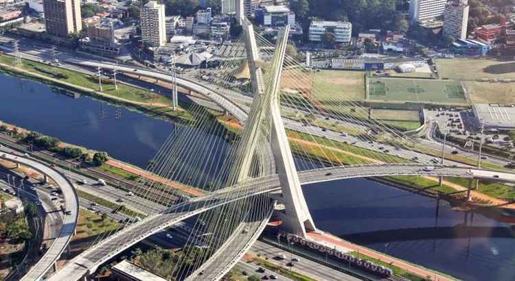 A Ponte Estaiada liga a Marginal do Pinheiros à Avenida Jornalista Roberto Marinho, na zona sul da capital paulista