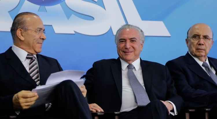 Presidente Michel Temer acompanhado dos ministros Eliseu Padilha, chefe da Casa Civil, e Henrique Meirelles, da Fazenda, durante assinatura de MP do Programa de Manutenção e Geração de Empregos