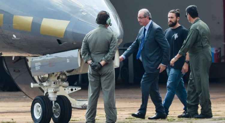 O ex-presidente da Câmara dos Deputados, Eduardo Cunha, embarca para Curitiba após ser preso pela Polícia Federal.