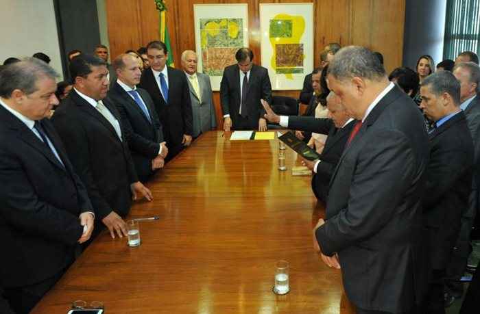 O presidente da Câmara, Rodrigo Maia, deu posse ontem aos novos parlamentares, que ficam té 2018