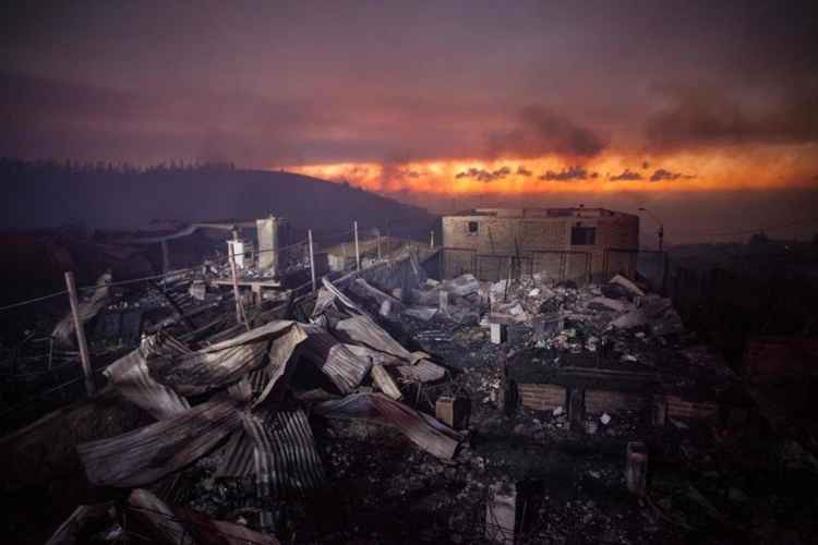 Moradores de Valparaíso, que fica a 115 quilômetros da capital, Santiago, estão usando máscaras para se protegerem da densa fumaça