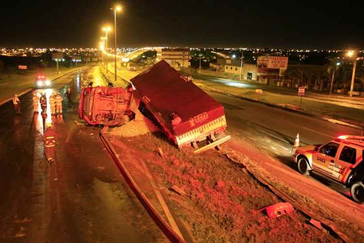 O veículo, do tipo Scânia, deixou o município de Grajaú (MA) rumo a Sobradinho. Antes de capotar, o motorista, Joelvan Pereira Sales, 33 anos, perdeu o controle da carreta, bateu na mureta de proteção central