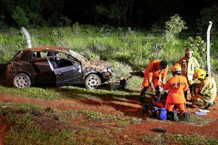 Por volta de 21h desta segunda (2) Anderson Navarro Nascimento, 23 anos, perdeu o controle do Fiat Stilo que dirigia