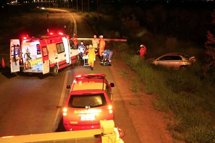 Djéssika Maria Pereira da Silva, 25 anos, perdeu o controle de um Toyota Corolla e bateu no poste de concreto derrubando-o sobre a pista e interrompendo parcialmente o tráfego