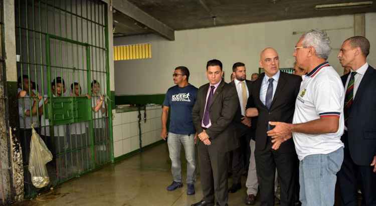 Ministro da Justiça no Complexo Penitenciário Anísio Jobim, em Manaus: 130 presos ainda estavam foragidos até a noite de ontem