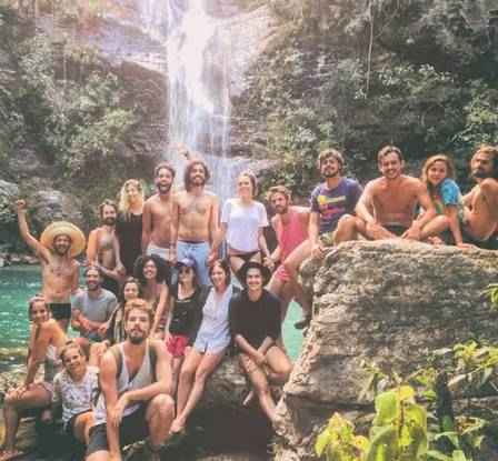 Grupo passou férias em Alto Paraíso (GO). O nude coletivo foi feito na Catarata dos Couros, onde é permitido o nudismo