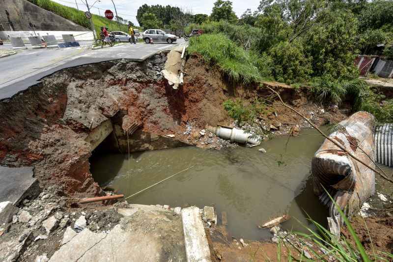 Destruição e alagamentos deixaram São Paulo em estado de atenção