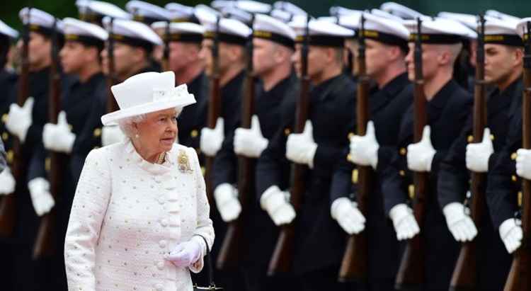 A rainha Elizabeth: andanças noturnas pelo Palácio de Buckingham