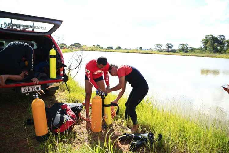 A vítima teria ido ao local com cinco amigos. Corpo de Bombeiros encontrou o corpo boiando no lago