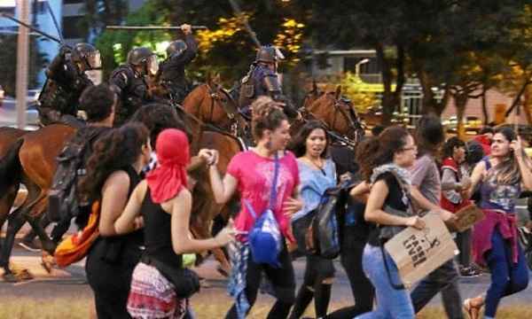 Cerca de 250 manifestantes interditaram ontem o Eixo Monumental, a W3 Sul e o Eixão: a Polícia Militar precisou usar a cavalaria para dispersar alguns grupos mais exaltados