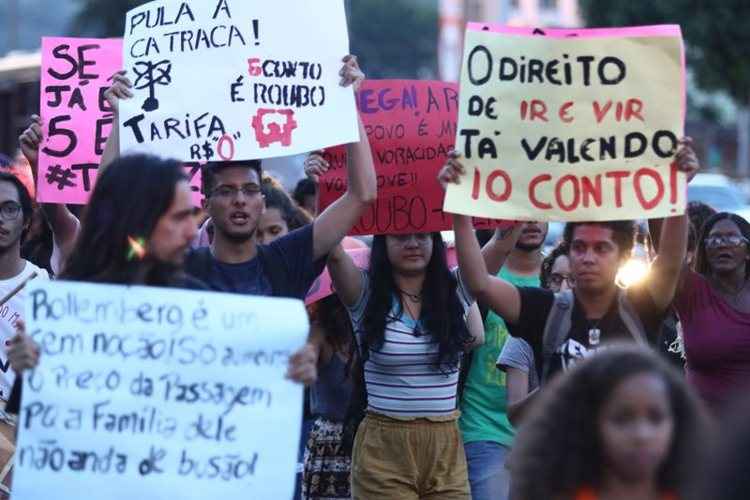 Cerca de 50 pessoas fecharam ontem parte da Avenida Central e da Avenida Comercial de Taguatinga. Apesar disso, não houve confronto com a PM