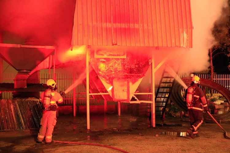 Incêndio em caldeira mobilizou 30 homens e seis carros dos bombeiros. Eles usaram 5 mil litros de água e 400 litros de espuma para controlar o fogo