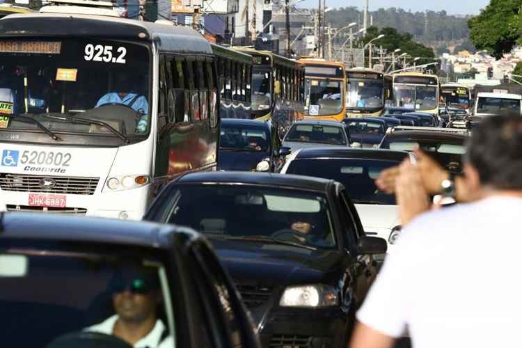 Protesto prejudica trânsito na Avenida Hélio Prates, em Ceilândia