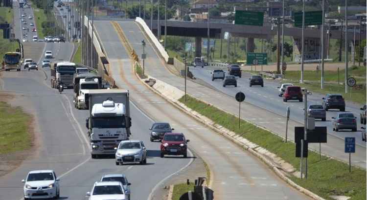 O fluxo de veículos leves recuou 2,8% no ano passado, enquanto o de pesados baixou 6,0%