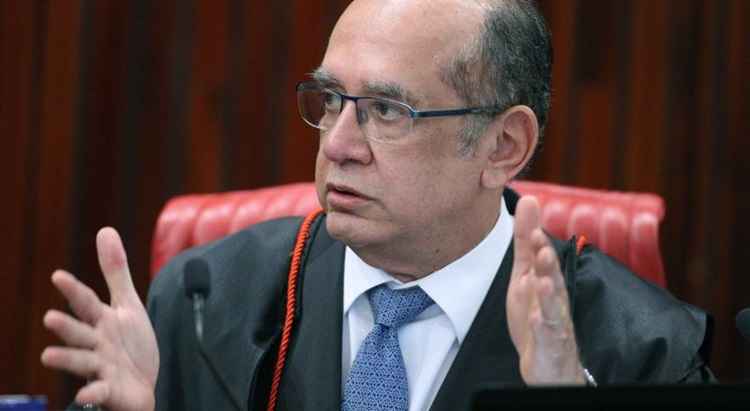 Presidente do TSE, Gilmar Mendes, gesticula durante sessão no tribunal