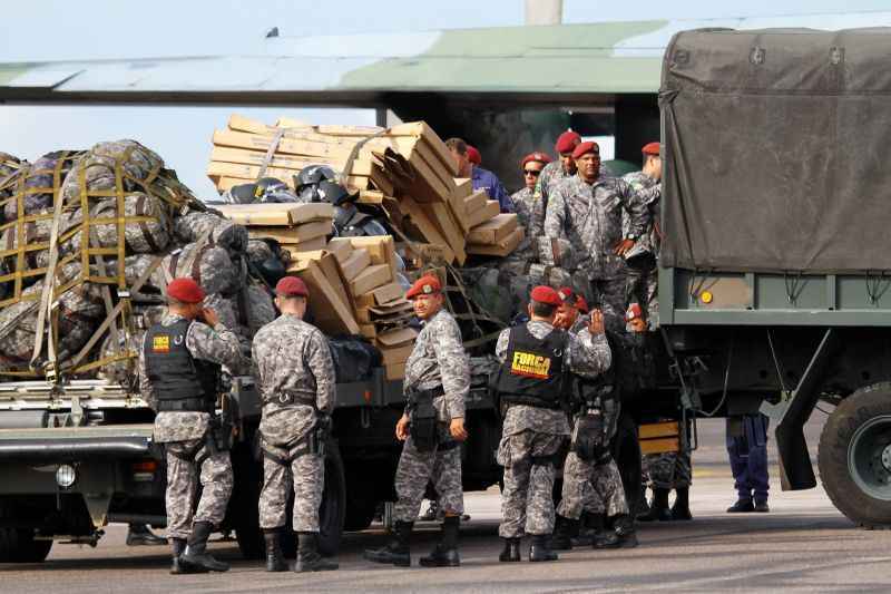 Policiais da Força Nacional desembarcam na Base Aérea de Manaus. Os militares vão reforçar a segurança externa dos presídios: eles serão divididos em 23 homens a cada turno