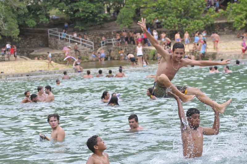 Férias e sol intenso são a fórmula certa para atrair o brasiliense ao Parque Nacional Água Mineral em busca de um refresco: lotação completa