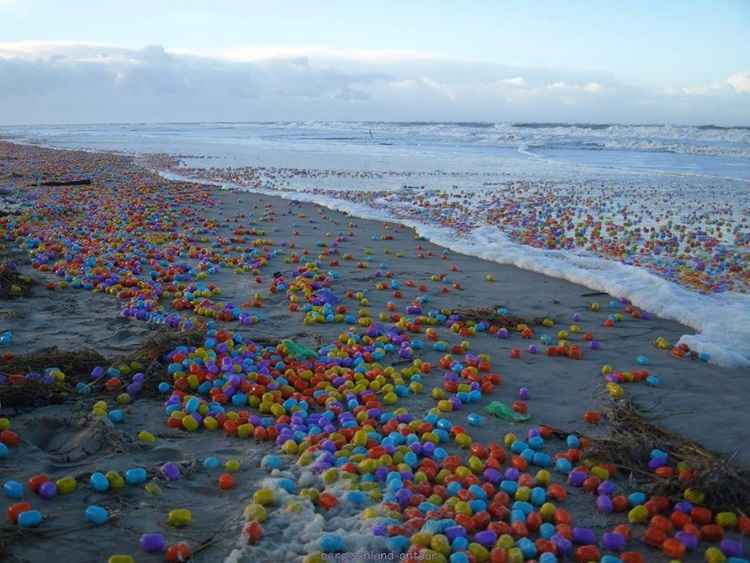 Carregamento deixou praia tomada por brinquedos