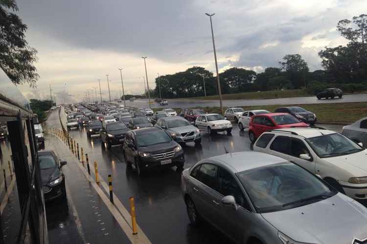 As chuvas atingiram pelo menos 13 regiões administrativas. Árvores caíram sobre carros