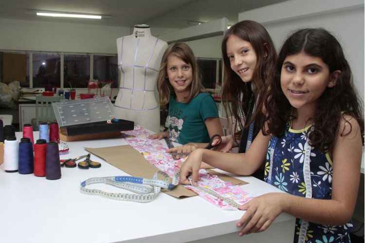 Da esquerda para direita: Valentina , Mariana e Bruna aprendem a customizar roupas na Fashion Teen