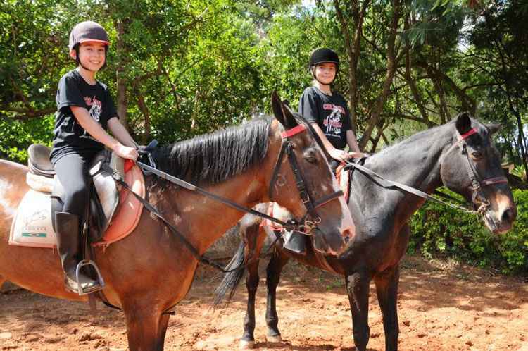 Liam e Maíra participam da colônia de férias do Centro Hípico do lago Sul